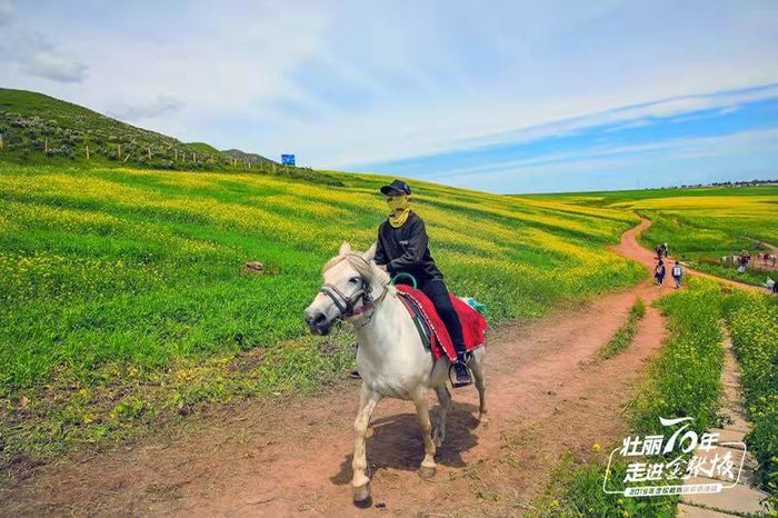 图片默认标题_fororder_骑马的游客