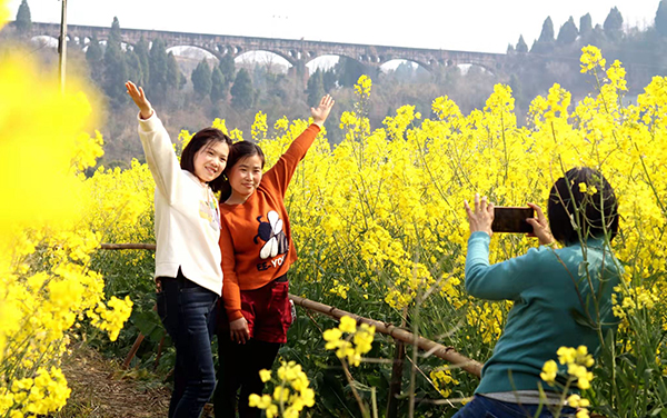 眉山仁壽：油菜花開帶火鄉村旅遊_fororder_遊客在油菜花田遊玩-攝影-潘建勇