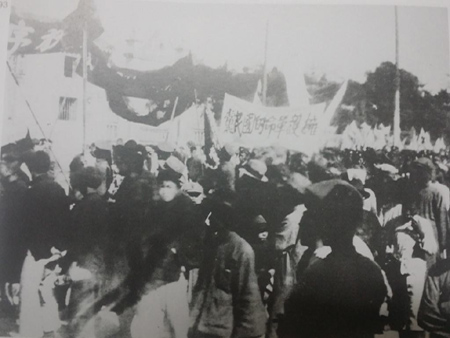 广州各界群众大游行，拥护国民党改组和国共合作的实现。