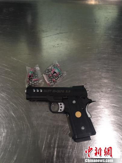 昆明:旅客携带枪支坐飞机 过安检时被查