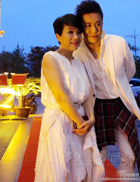 毛宁涉毒获释后近照曝光 重获新生笑容灿烂(组图)