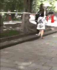 TFBOYS王源中考遭私生饭尾随 多名粉丝校门口苦等