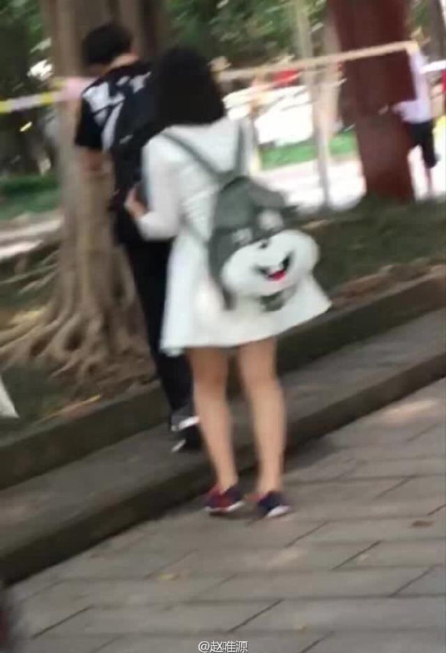 TFBOYS王源中考遭私生饭尾随 多名粉丝校门口苦等