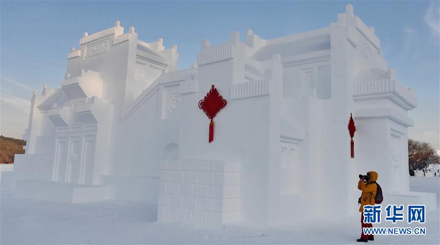 长春净月潭：百余雪雕打造梦幻雪世界