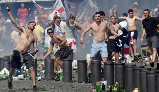 俄罗斯足球流氓：打架只用拳头 英国球迷都是娘炮