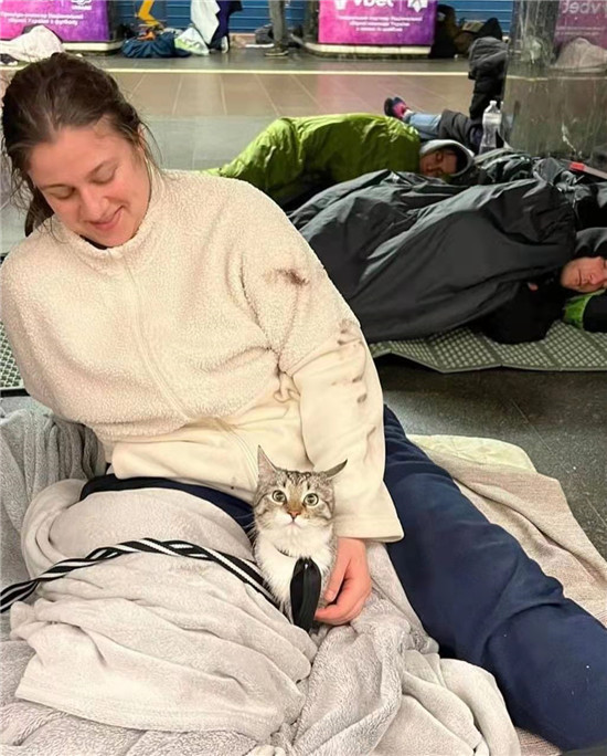 在基辅地铁站避难的宠物_fororder_6