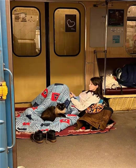在基辅地铁站避难的宠物_fororder_9