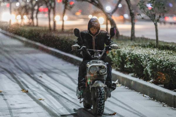 【轮播图】千呼万唤始出来 郑州降下2018年首场大雪