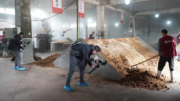 成都邛崃举行“邛酒之春”拍摄采风行开机仪式_fororder_酿酒工艺拍摄现场-供图-邛崃市委宣传部