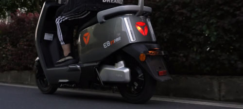 力量美学新典范 雅迪电动车诠释校园出行新概念_fororder_1