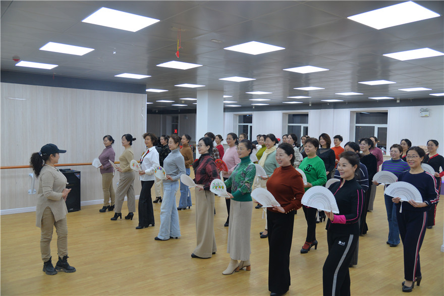 陕西靖边：凝聚巾帼力量 绽放女性芳华_fororder_旗袍排练 (1).JPG