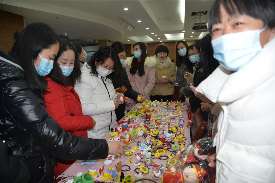 陕西靖边：凝聚巾帼力量 绽放女性芳华_fororder_手工艺品受欢迎.JPG