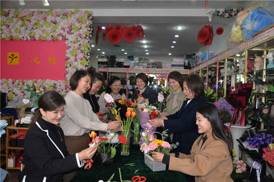 陕西靖边：凝聚巾帼力量 绽放女性芳华_fororder_准备花束 (1).JPG