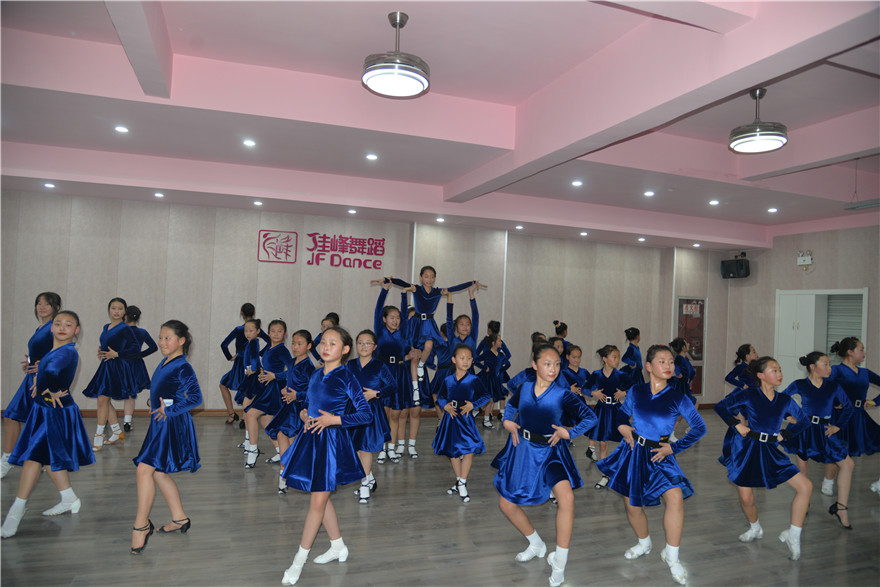 陕西靖边：凝聚巾帼力量 绽放女性芳华_fororder_拉丁舞排练 (2).JPG