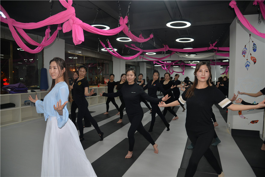 陕西靖边：凝聚巾帼力量 绽放女性芳华_fororder_舞韵瑜伽 (3).JPG