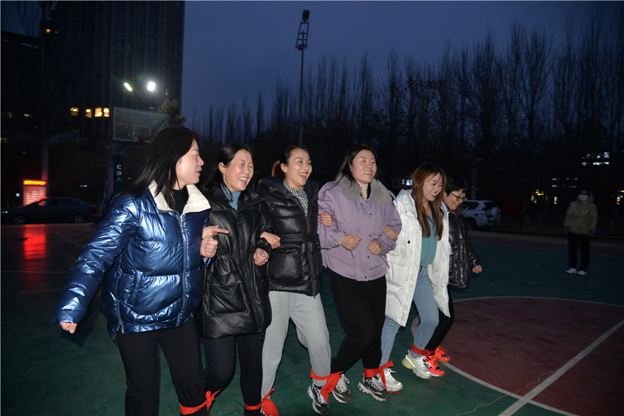 陕西靖边：凝聚巾帼力量 绽放女性芳华_fororder_多人多足跑.JPG