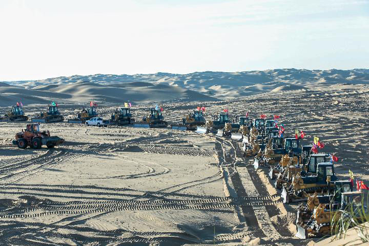 赵泽辉)在中国第七大沙漠——库布其沙漠腹地,百余名工人干得热火朝天