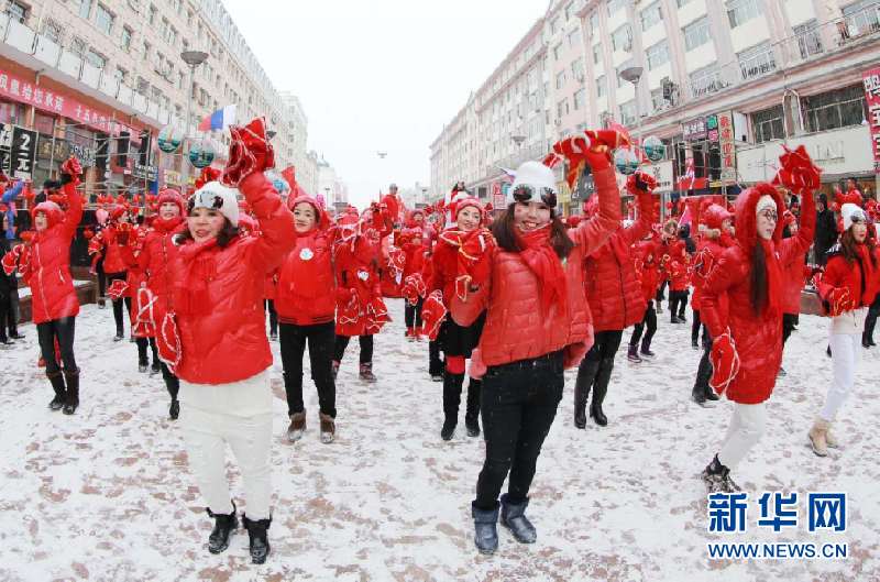 中俄群众在边城黑河用“中国红”迎接新年