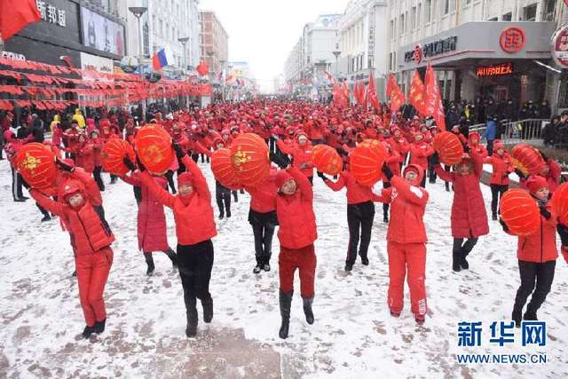 中俄群众在边城黑河用“中国红”迎接新年