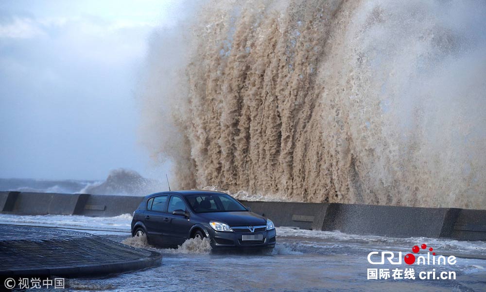 英国当地海岸出现巨浪。_fororder_CqgNOlpNNumAUZIsAAAAAAAAAAA132.1000x602