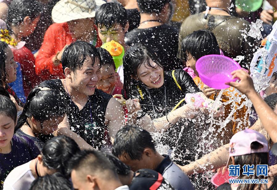 海南保亭：嬉水祈福