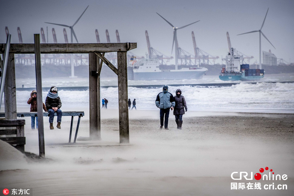 风暴还促使荷兰当局关闭了5个主要的海上屏障，以防止低地洪水泛滥。_fororder_20180103_29820 拷贝