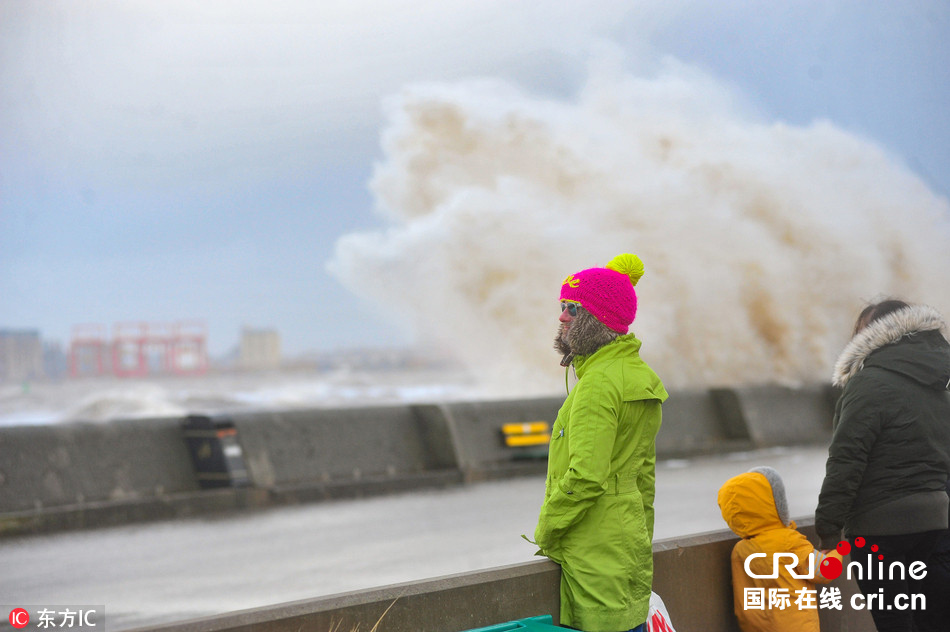 受风暴“埃莉诺”影响，英国利物浦新布莱顿海岸掀起巨浪，民众淡定围观拍照。_fororder_20180103_81156 拷贝