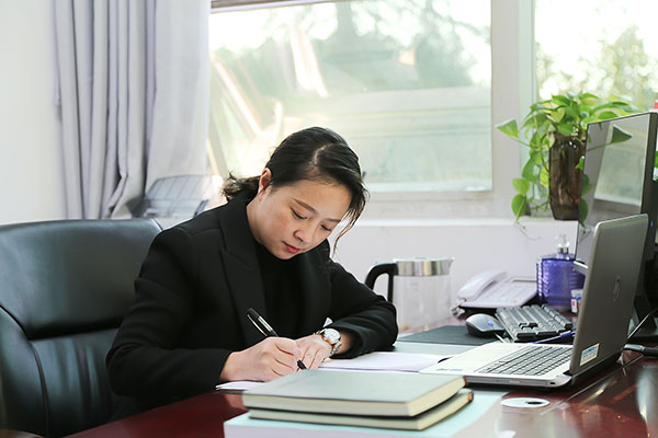 四川自贡：“跨界”能手黄俊上榜四川五一巾帼标兵_fororder_工作中的黄俊（供图-自贡市总工会）