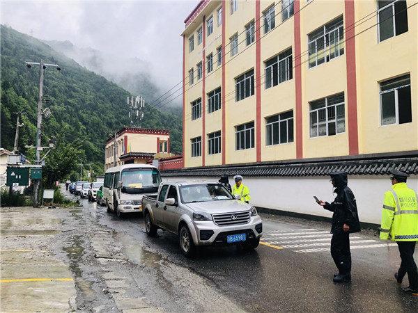 阿坝州黑水县公安局沙石多派出所及交警中队争分夺秒转移受灾群众
