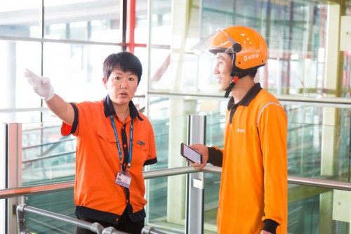 外卖小哥每日跑首都机场20公里 碰到成龙都顾不上看