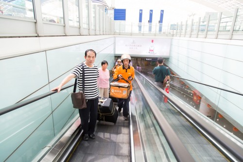 外卖小哥每日跑首都机场20公里 碰到成龙都顾不上看