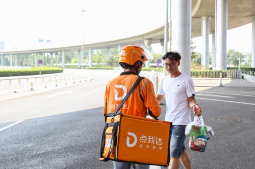 外卖小哥每日跑首都机场20公里 碰到成龙都顾不上看