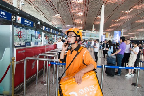 外卖小哥每日跑首都机场20公里 碰到成龙都顾不上看