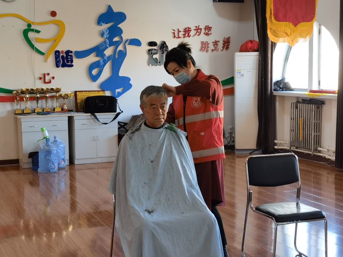 河北黃驊：驊東街道老年大學：“剃龍頭”舞彩龍 喜迎二月二_fororder_1