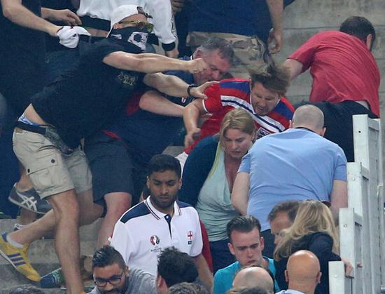英格蘭球迷談暴力衝突：打不過俄羅斯球迷