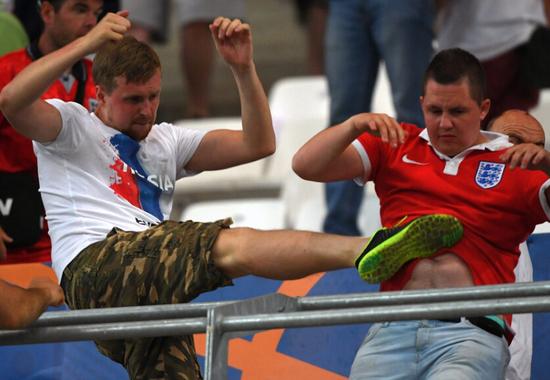 英格蘭球迷談暴力衝突：打不過俄羅斯球迷