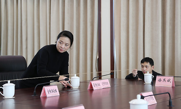 四川自贡：“跨界”能手黄俊上榜四川五一巾帼标兵_fororder_黄俊（左）在工作中认真做每一个细节（供图-自贡市总工会）