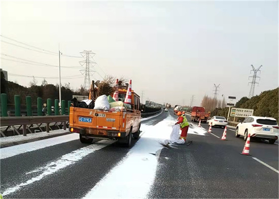 高速公路“抛洒滴漏”危害多 行车安全需谨慎_fororder_图片9