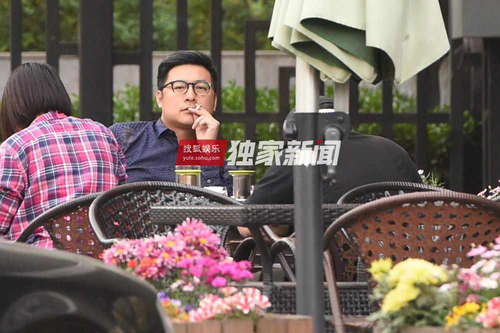 独家：都好忙！李湘王岳伦夫妇同餐厅分别会友