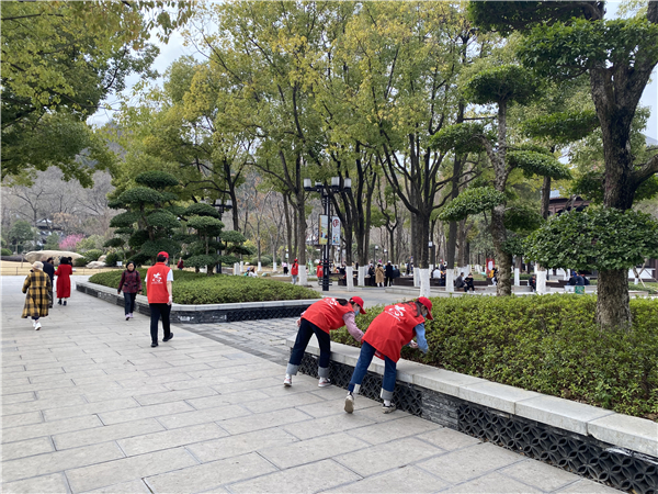 志願傳遞溫暖綠色播撒愛心記湖北荊門龍泉公園學雷鋒志願服務活動