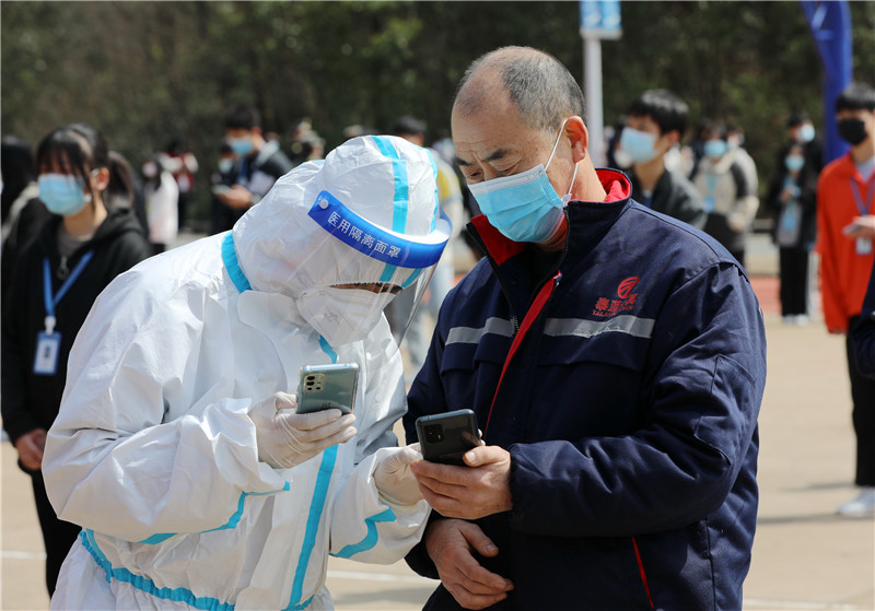 信陽平橋:致敬抗疫一線的最美身影_fororder_米潔 攝 (2)