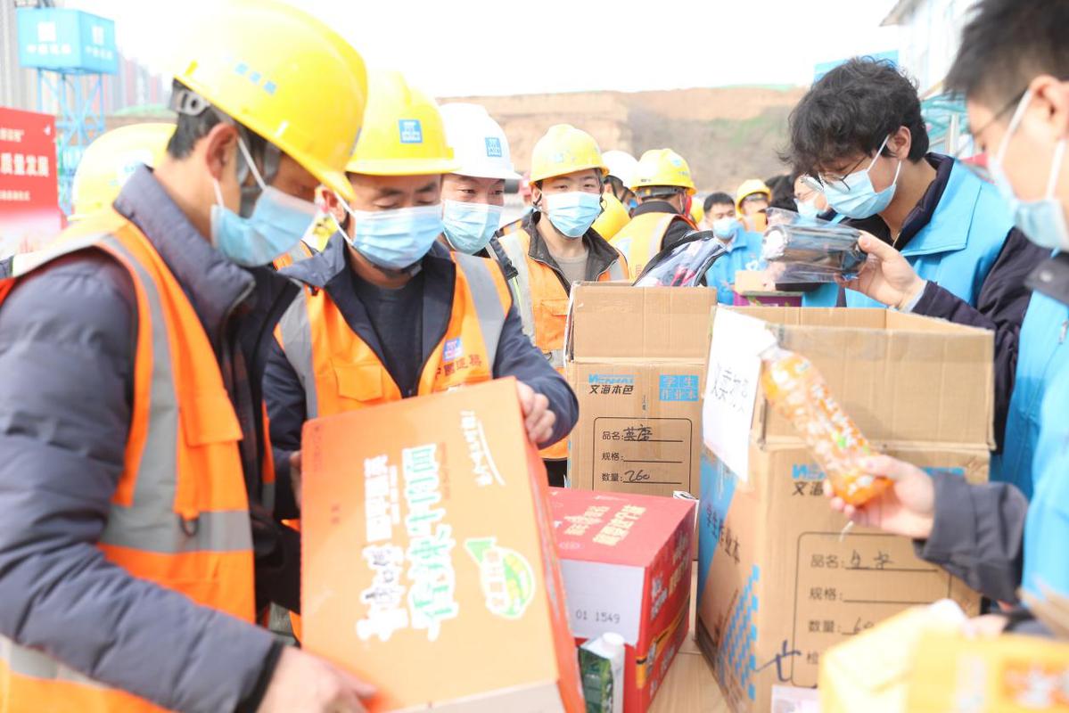 （转载）“雷锋精神”进工地！春风劲吹暖人心