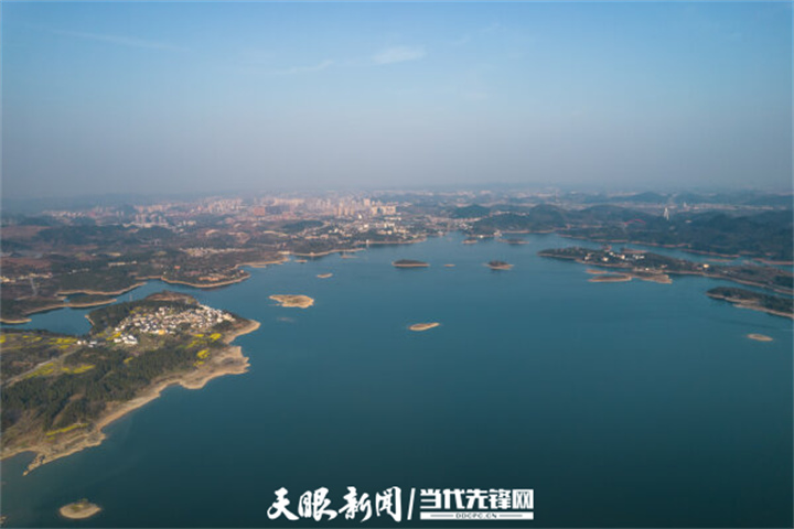 贵州清镇：红枫湖景色秀丽春意浓