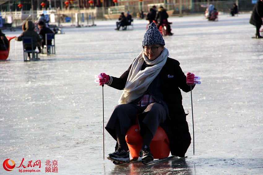 冻瓷实了！京城什刹海冰场市民体验“雪色浪漫”