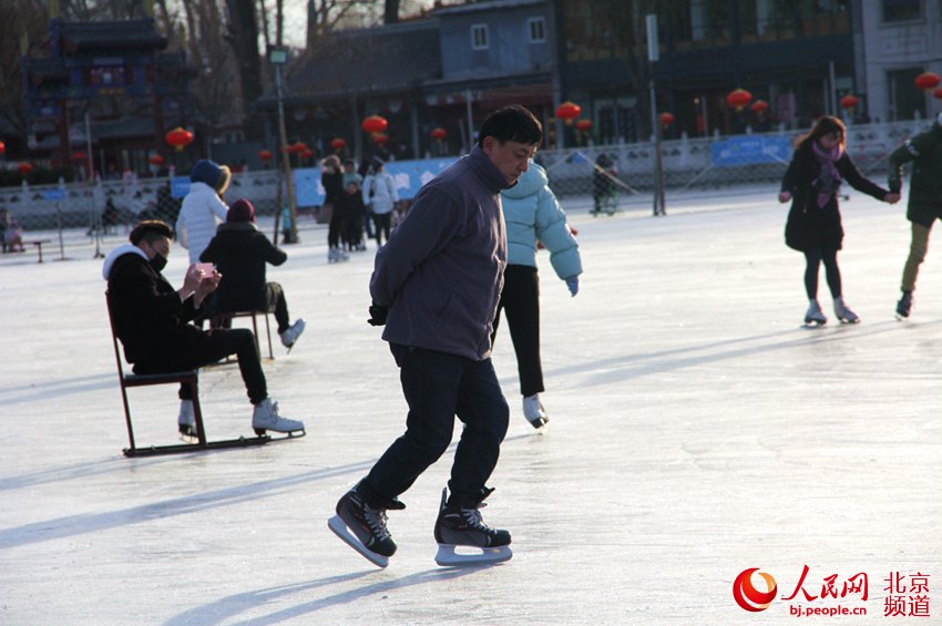 冻瓷实了！京城什刹海冰场市民体验“雪色浪漫”