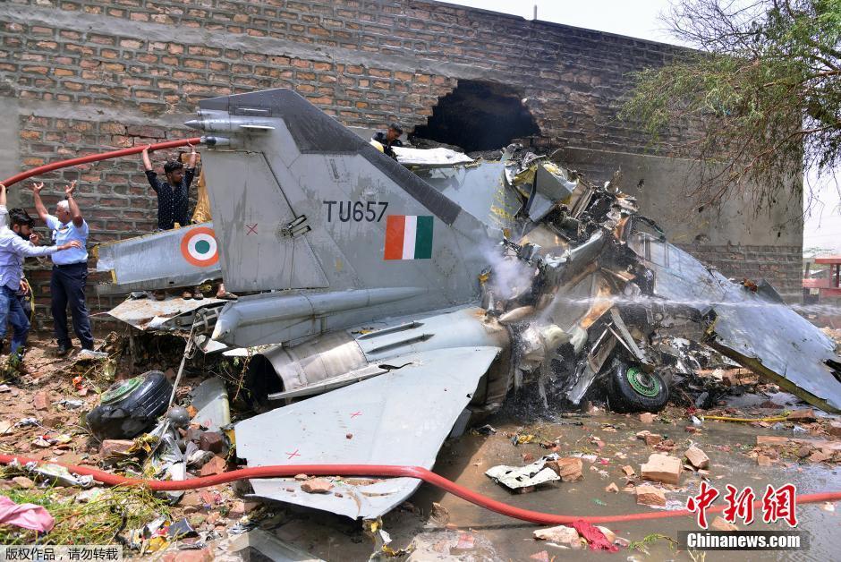 印军一战斗机居民区坠毁 两飞行员跳伞逃生