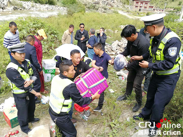 甘孜州理塘县藏族同胞及时救助游客 获赞理塘景美人更美