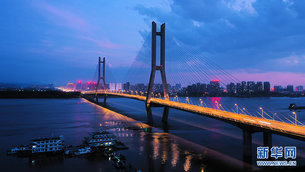夏日夕阳红似火 鸟瞰余晖下的湖北鄂黄长江大桥