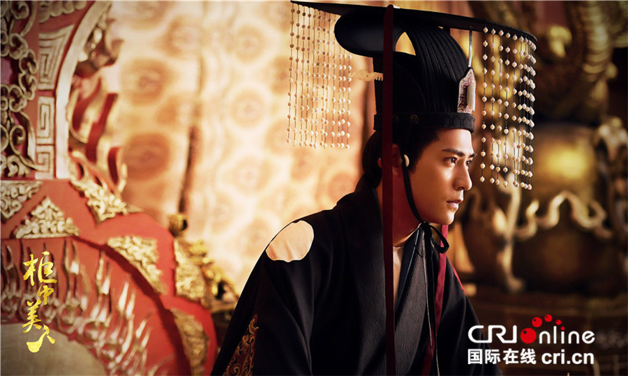 《柜中美人》曝周渝民深情剧照 “黄金三角”深陷情感迷局