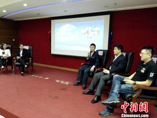 台湾新党主席郁慕明在厦门与大陆网友互动